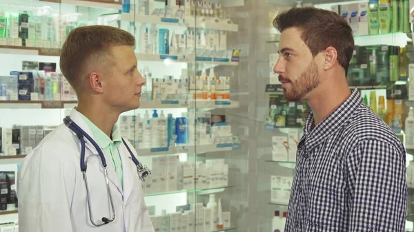 Médico conversando com paciente em farmácia — Fotografia de Stock