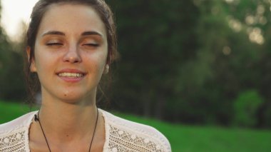 Genç kız doğa yoga yapıyor