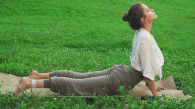 Genç güzel kız yoga pozlar yapıyor