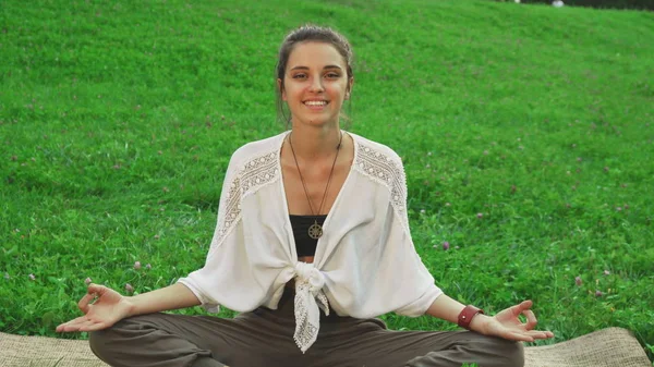 Chica está haciendo la pose principal de yoga — Foto de Stock