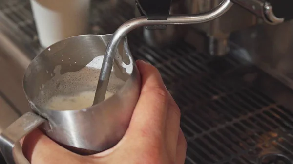 O barista faz leite fervido — Fotografia de Stock