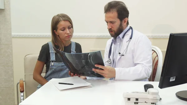 El médico le está mostrando al paciente su radiografía. —  Fotos de Stock