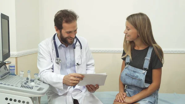 Lekarz jest mówienie z pacjentem — Zdjęcie stockowe
