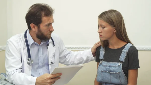 O médico informa o paciente dos resultados dos testes — Fotografia de Stock