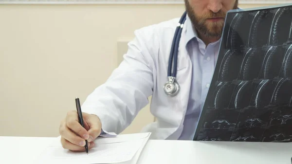 O médico está analisando os pacientes Raio-X — Fotografia de Stock