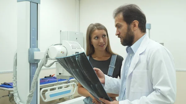 Dokter menjelaskan apa yang terlihat di X-Ray kepada pasiennya — Stok Foto