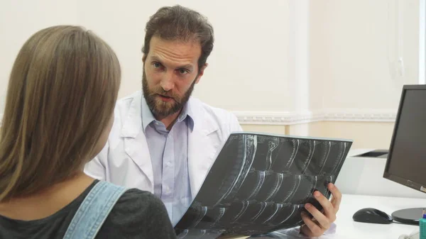 O médico está a examinar o raio-X. — Fotografia de Stock