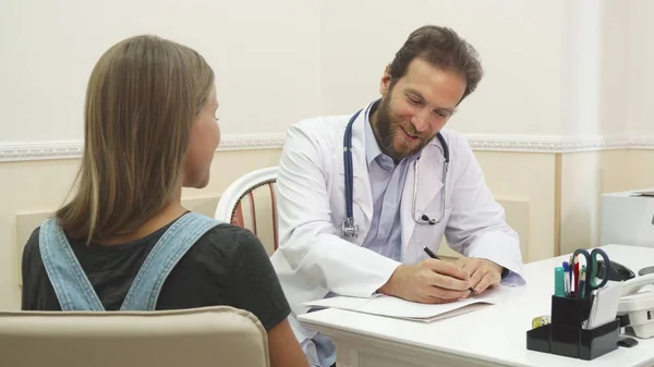 O médico dá recomendação ao paciente — Fotografia de Stock