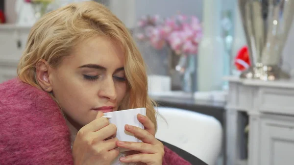 The girl is enjoying her rest — Stock Photo, Image