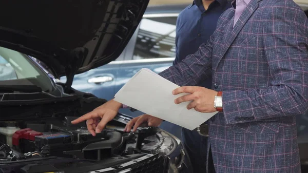 El vendedor describe las características del coche — Foto de Stock