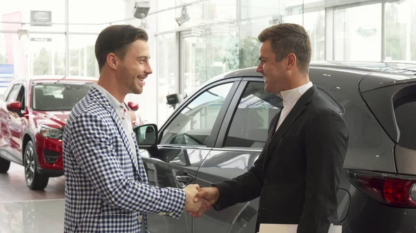 Мужчины заключили хорошую сделку на покупку автомобиля — стоковое фото