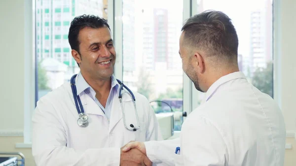 Dois médicos concordaram na cooperação — Fotografia de Stock