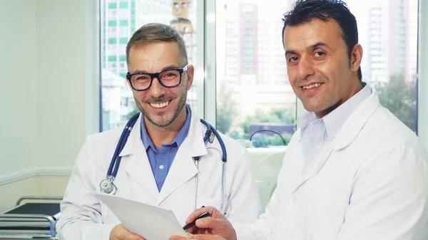 Dois médicos experientes leram o certificado médico dos pacientes — Fotografia de Stock