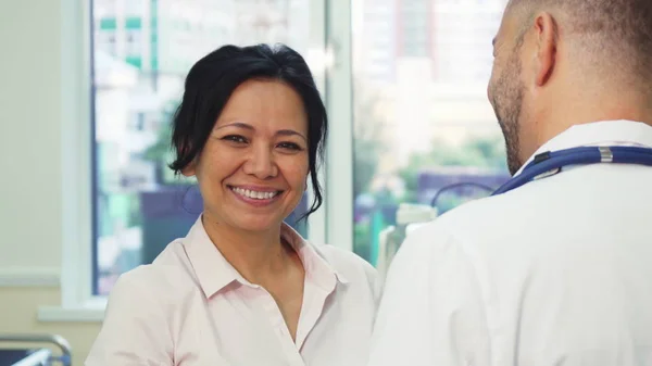 Un paciente feliz habla bien con el médico —  Fotos de Stock