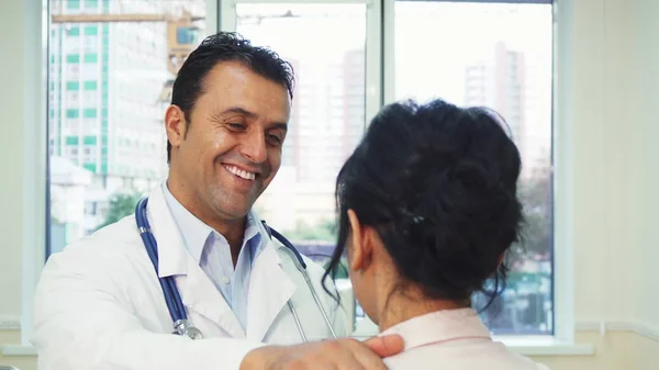 Un médico experimentado le da recomendaciones a su paciente —  Fotos de Stock