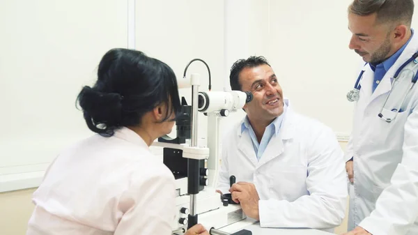 Dos médicos sonrientes revisan la visión de los pacientes —  Fotos de Stock