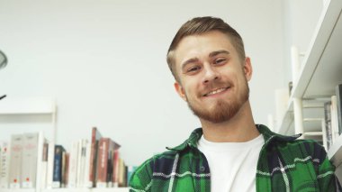 Güzel öğrenci SMS okurken gülmekten