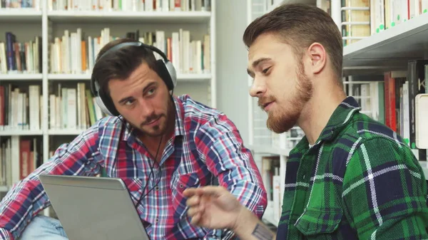 Zwei süße Jungs verbringen ihre Freizeit in der Bibliothek — Stockfoto