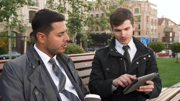 Two men discuss the information they see on the tablet — Stock Photo, Image