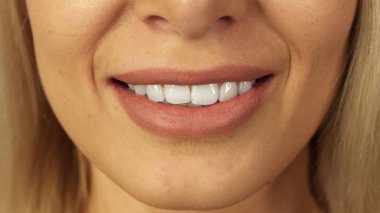 Close-Up diş ve dudakları güzel kızın