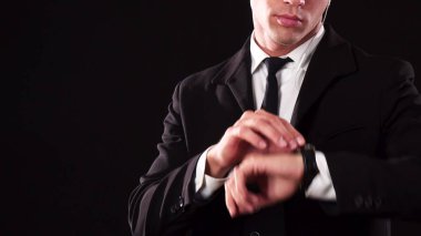 Genç James Bond kol denetler