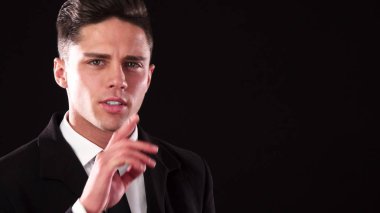 Düşünceli bir adam ağzını için bir dizin adam getiriyor ve sessizlik için sorar