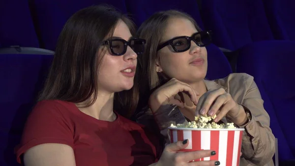 Two friends are discussing a movie in the cinema — Stock Photo, Image