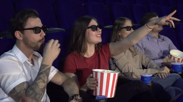 Two couples sit in the cinema and eat popcorn — Stock Photo, Image