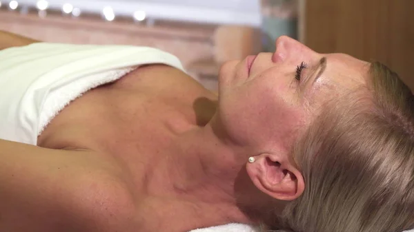 Una donna rilassata è in trattamento nel salone spa — Foto Stock