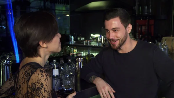 Счастливая молодая любящая пара наслаждается напитками, чтобы собраться в местном баре ресторана — стоковое фото