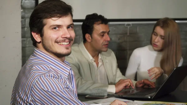 Jovem Empresário Barbudo Atraente Sorrindo Para Câmera Sobre Ombro Seus — Fotografia de Stock
