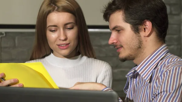 Dos jóvenes empresarios discuten documentos en la oficina — Foto de Stock