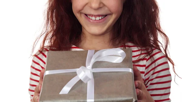 Zbliżenie twarzy o szczęśliwy dziewczyna z prezent nowy rok w ręce — Zdjęcie stockowe