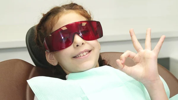 Na menina feliz usando óculos especiais que protegem seus olhos — Fotografia de Stock