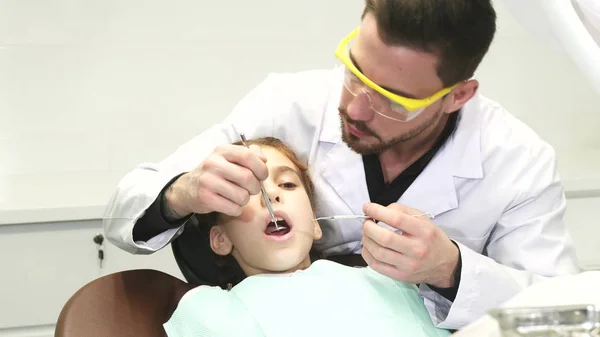 Uma menina doce passa por um exame anual no dentista — Fotografia de Stock