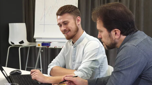 Equipo creativo de diseñadores que trabajan juntos en el ordenador — Foto de Stock