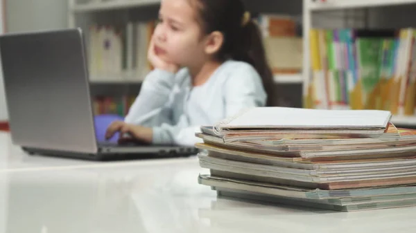 Menina usando laptop na escola estudando fazendo lição de casa — Fotografia de Stock