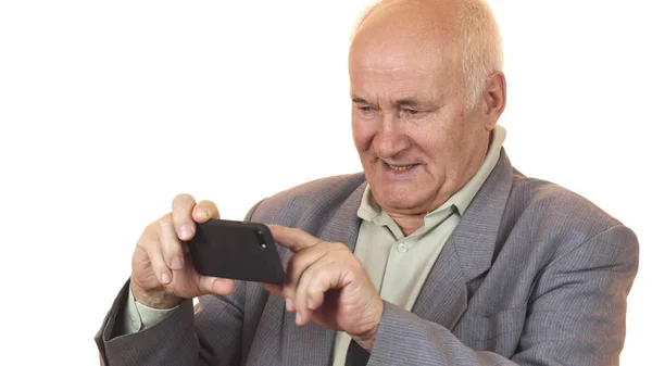 Homem idoso alegre sorrindo tirando selfies com um telefone smar — Fotografia de Stock