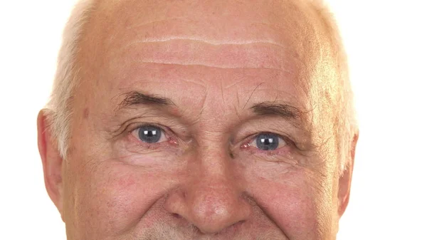 Primo piano degli occhi azzurri di un allegro uomo anziano isolato — Foto Stock