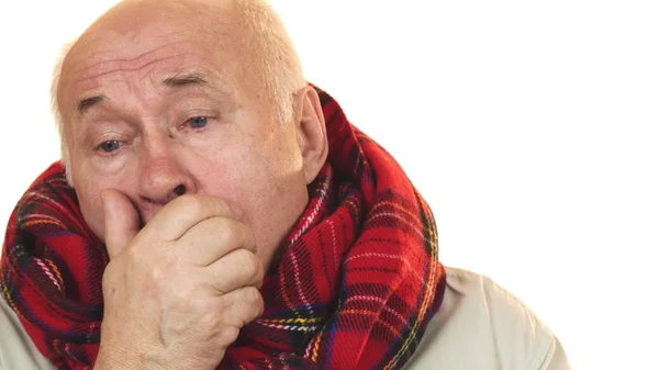 Beteg és beteg idősebb ember visel, egy sál köhögés keres fáradt — Stock Fotó