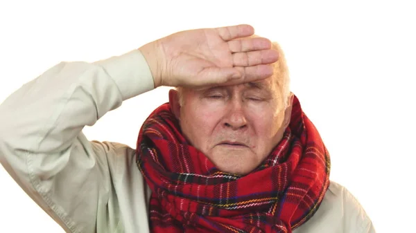 Abuelo enfermo usando una bufanda tocando la frente con fiebre — Foto de Stock