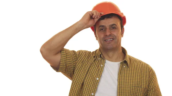 Όμορφος ώριμη μηχανοδηγός φοράει hardhat χαμογελώντας με αυτοπεποίθηση — Φωτογραφία Αρχείου