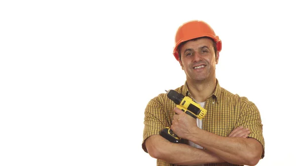 Joyeux constructeur mature en hardhat posant avec une perceuse — Photo