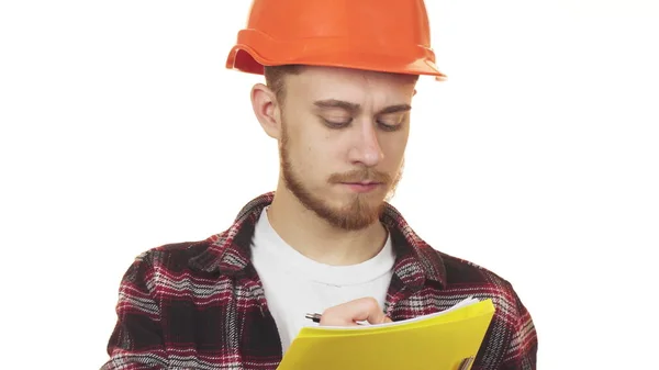 Junge professionelle männliche Architekt in einem Hardhat Notizen machen — Stockfoto