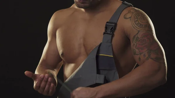 Zgrywanie mięśni mechanik w odzież roboczą, patrząc agresywne, trzymając klucz — Zdjęcie stockowe
