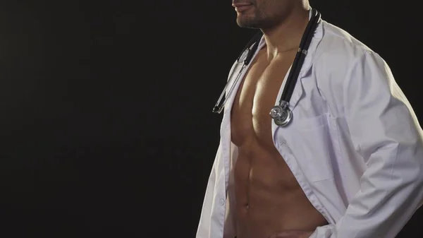 Seksikäs alasti Afrikkalainen urheilullinen lihaksikas mies yllään labratakki ja stetoskooppi — kuvapankkivalokuva