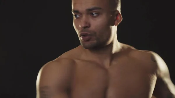 Aantrekkelijke gespierde Afrikaanse mannelijke bodybuilder oefenen met gewichten in studio — Stockfoto