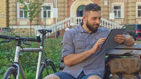 Cyclist browse interntet on the tablet — Stock Photo, Image
