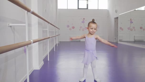 Söt liten ballerina i Body virvlande i dans på Balettskolan — Stockvideo