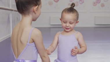 Sevimli küçük balerinler bale okulunda eğleniyor